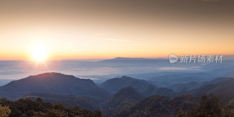 在Doi angkhang清迈自然景观风景秀丽的日出在泰国北部